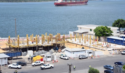 Photo de famille lors de la pose de la première pierre du terminal céréalier 