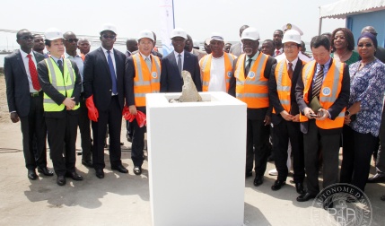 Photo de famille lors de la pose de la première pierre du terminal céréalier 