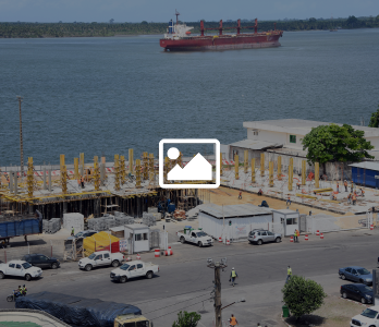 Photo de famille lors de la pose de la première pierre du terminal céréalier 